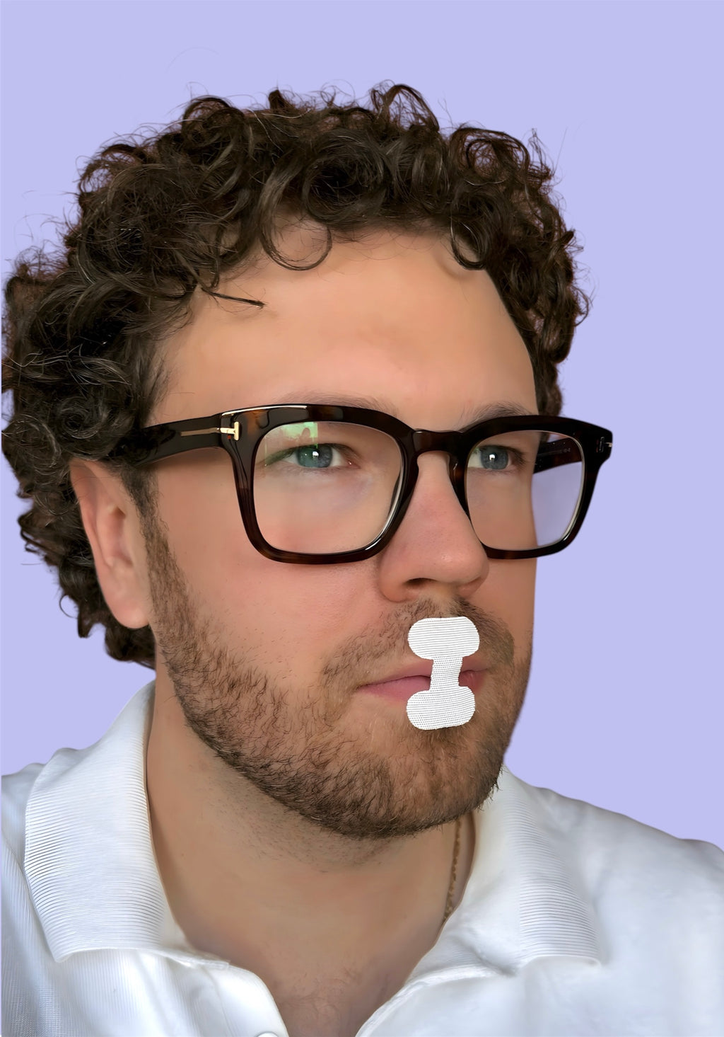Mann mit Brille trägt Munta Mundpflaster. Mouth Taping auch mit Bart anwendbar.