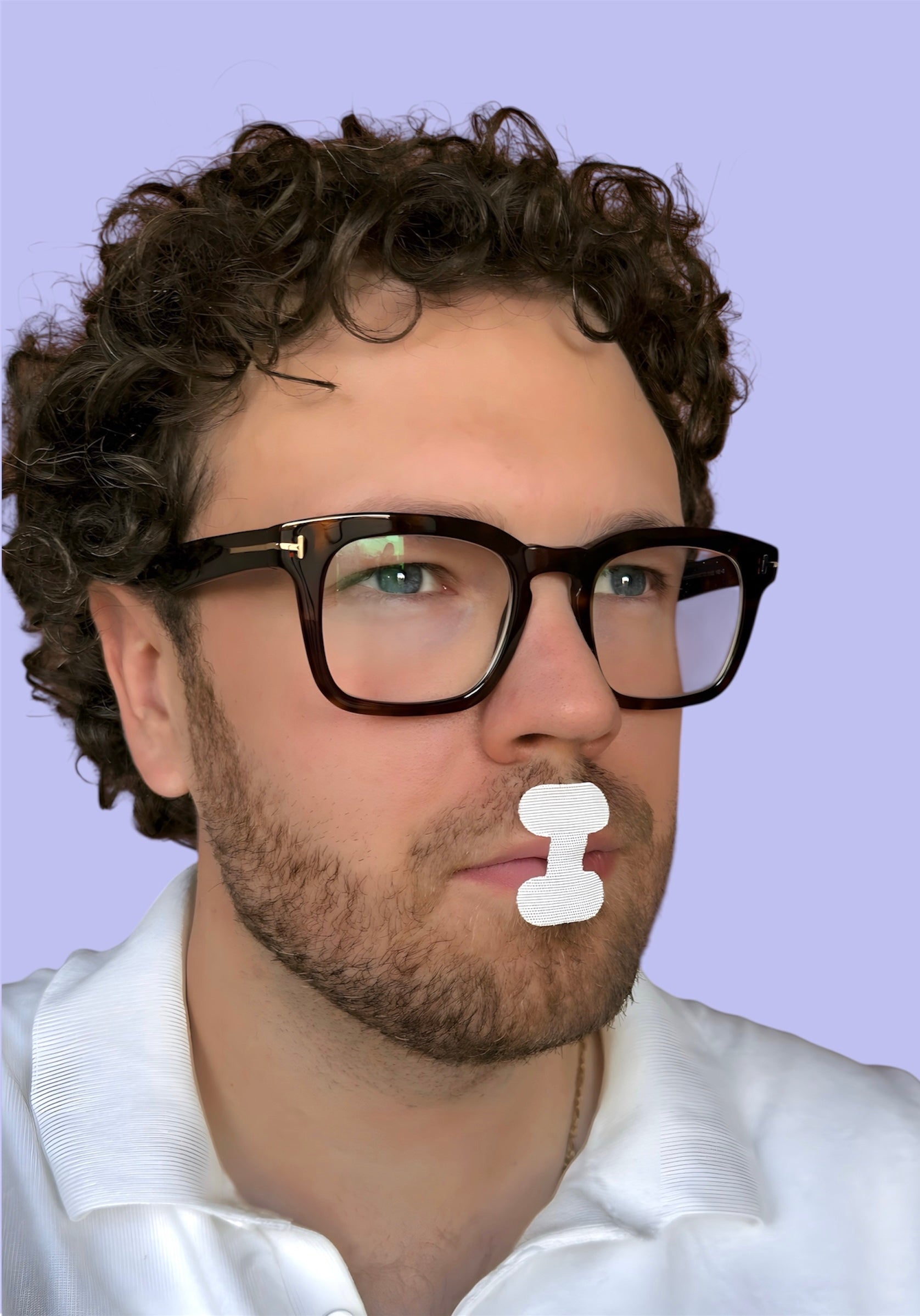 Mann mit Brille trägt Munta Mundpflaster. Mouth Taping auch mit Bart anwendbar.