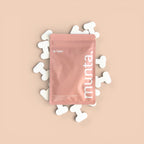 Munta Verpackungen mit einzelnen Mundpflaster auf rosafarbigen Hintergrund - Mouth Taping